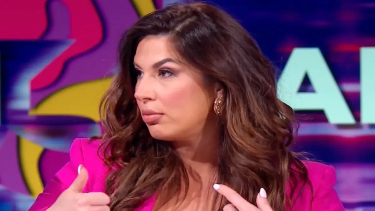 Dekolte u prvom planu: Ena Popov „zapalila“ studio i izazvala lavinu komentara (FOTO)