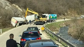 Težak udes: Kamion završio u kanalu