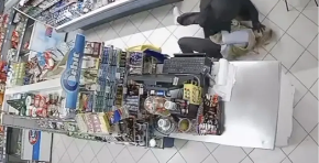 Nevjerovatan snimak iz Mostara: Hrabra žena se bori sa pljačkašem (VIDEO)