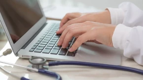 Zabrinjavajući podaci: Više od 70 odsto građana dijagnozu prvo traži na internetu (FOTO)