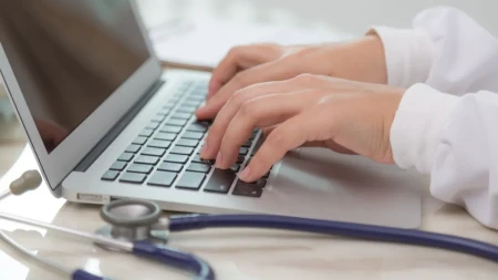 Zabrinjavajući podaci: Više od 70 odsto građana dijagnozu prvo traži na internetu (FOTO)