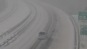 Snijeg zatrpao auto-put u Hrvatskoj, građanima stiglo upozorenje (FOTO)