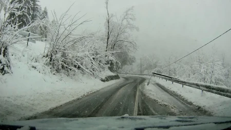 Snijeg i odroni prekidaju saobraćaj na magistralnim putevima