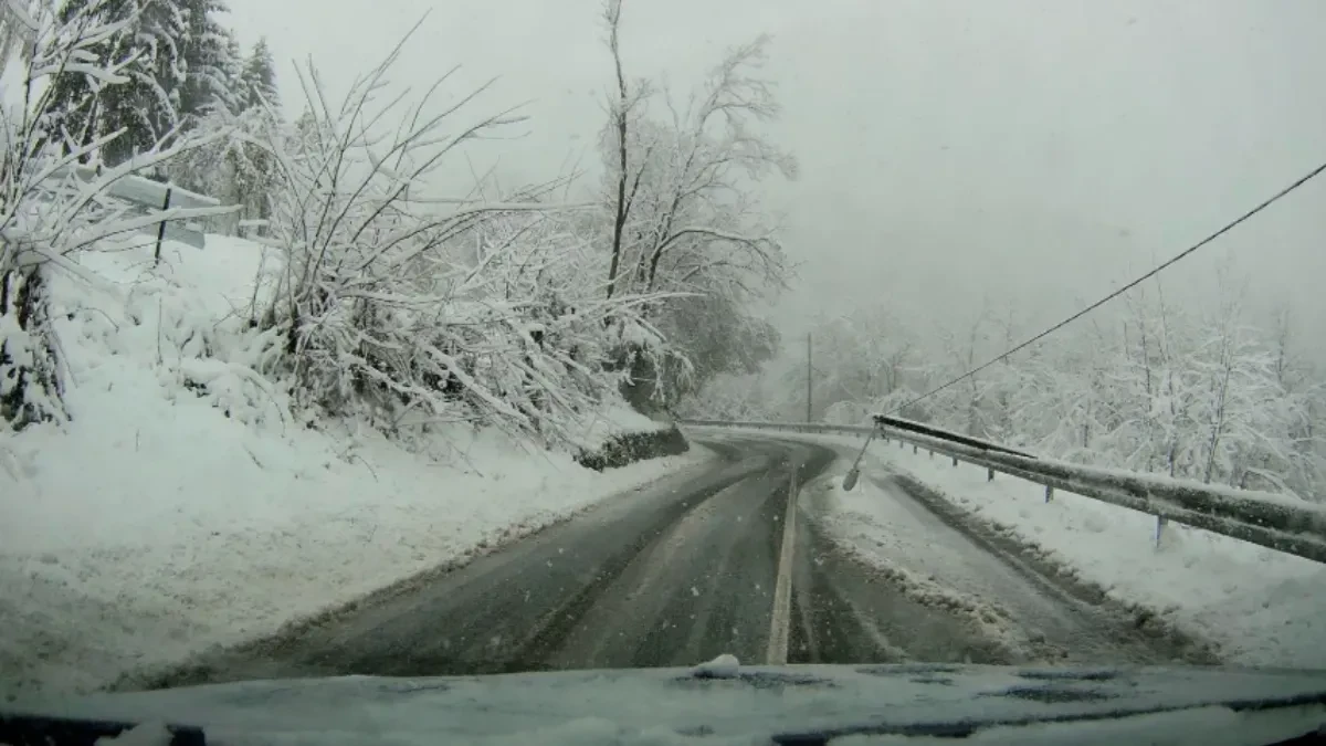 Snijeg i odroni prekidaju saobraćaj na magistralnim putevima