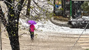 Kad mart postane januar: Nakon proljećnih temperatura, snijeg zabijelio Banjaluku (FOTO)