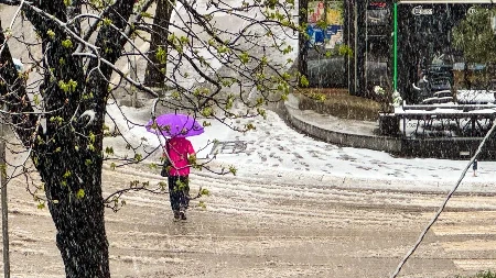 Kad mart postane januar: Nakon proljećnih temperatura, snijeg zabijelio Banjaluku (FOTO)