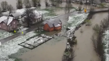Poplave u Prnjavoru: Više putnih pravaca neprohodno, očekuju se nove padavine (FOTO/VIDEO)
