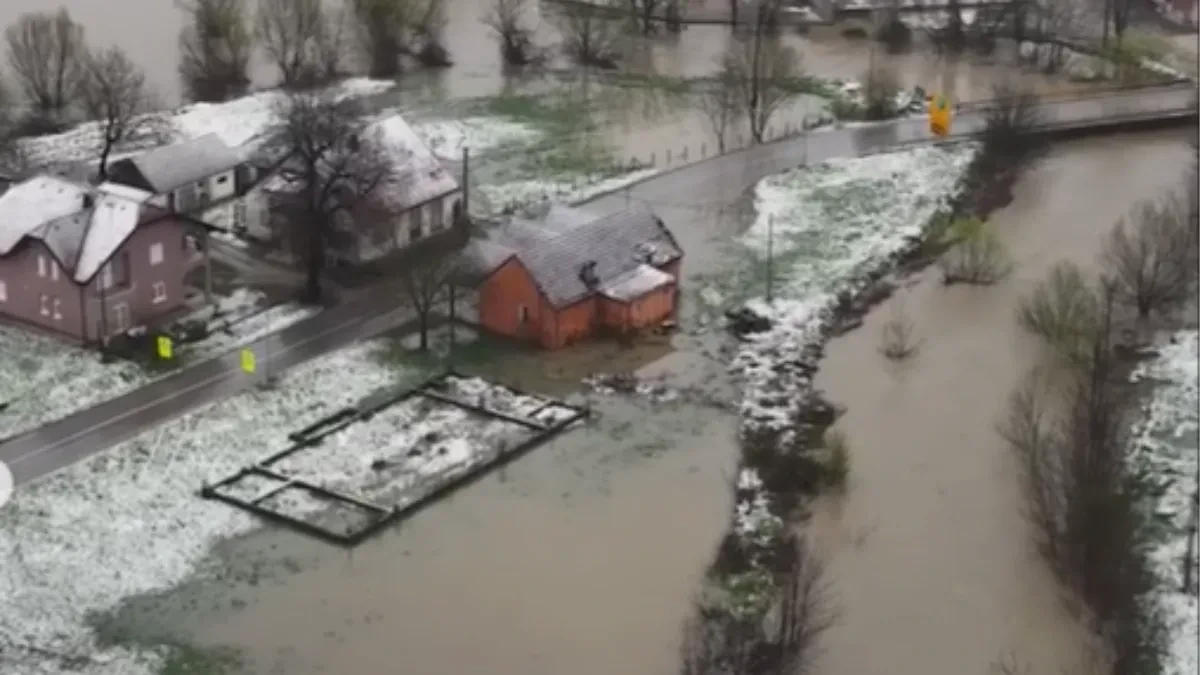 Poplave u Prnjavoru: Više putnih pravaca neprohodno, očekuju se nove padavine (FOTO/VIDEO)