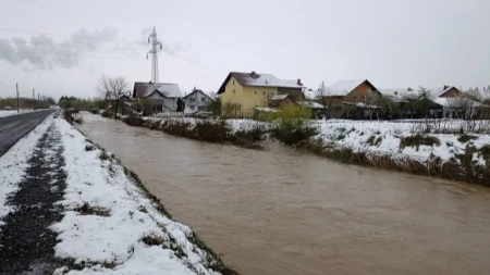 Alarmantna situacija u dijelovima Srpske: Vodostaji u porastu, brojna domaćinstva i putevi pod vodom (FOTO/VIDEO)