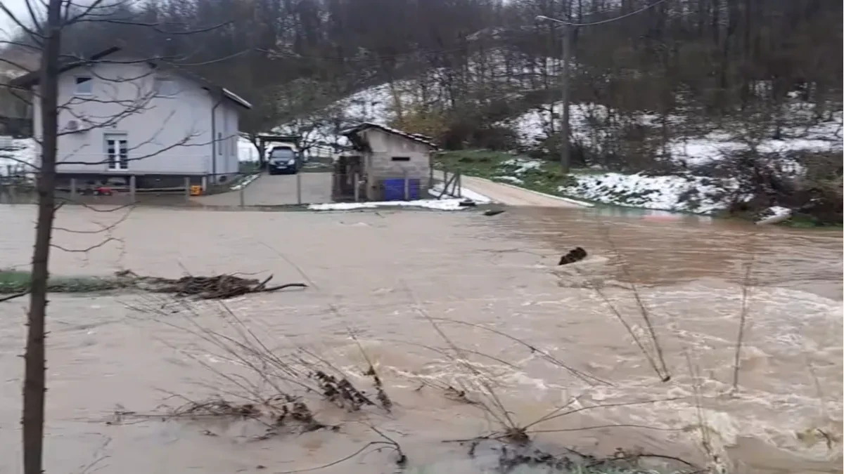 Banjaluka: Izlila se Dragočajka, most potpuno poplavljen