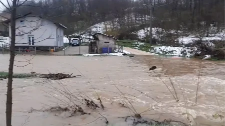 Banjaluka: Izlila se Dragočajka, most potpuno poplavljen