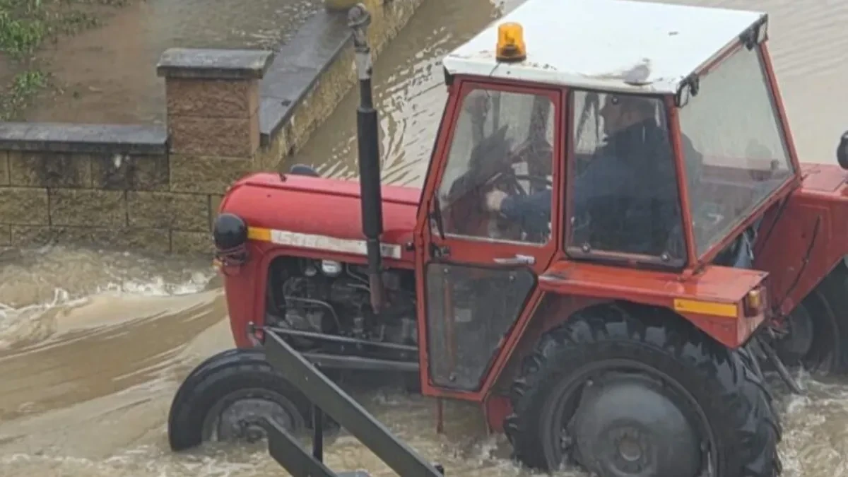 Traktorom do scene: Banjalučke muzičare ni poplave nisu spriječile da dođu na nastup (FOTO/VIDEO)