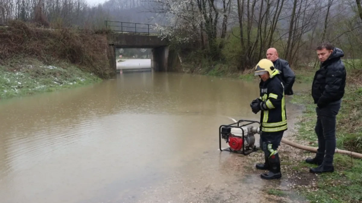 Voda se izlila na puteve: Saobraćaj otežan na više pravaca u BiH