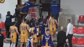 Haos na utakmici u Crnoj Gori: Tuča, pljuvanje i stolice u finišu meča (VIDEO)