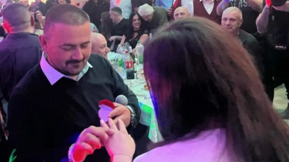 Romantika na krajiški način: Dragiša zaprosio djevojku na nastupu Baje Malog Knindže (VIDEO)