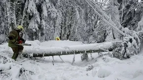 Nevrijeme paralisalo Kozaru: Snijeg dva metra, putevi zatrpani (FOTO)