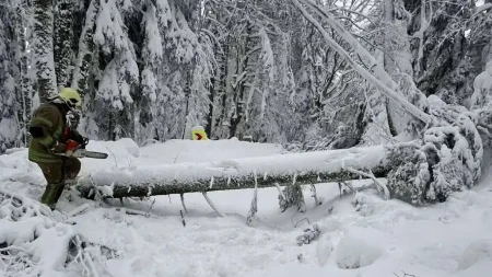 Nevrijeme paralisalo Kozaru: Snijeg dva metra, putevi zatrpani (FOTO)
