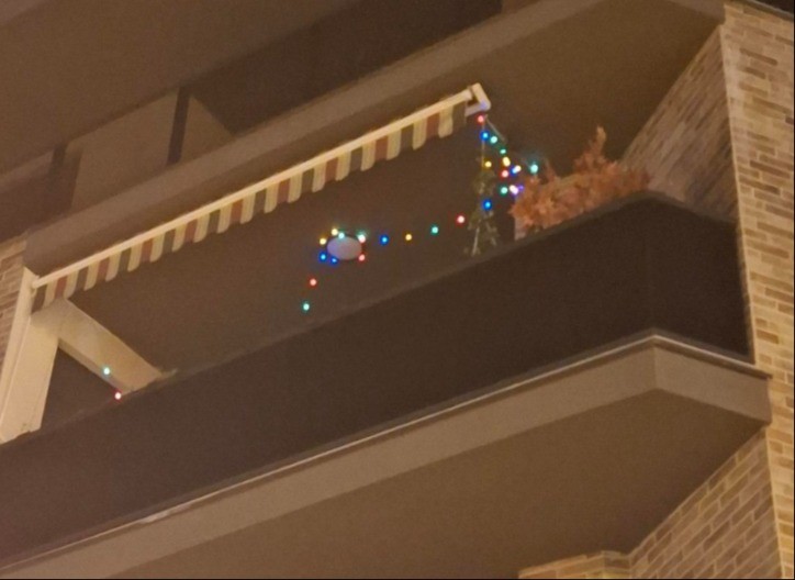 Neobičan prizor u Banjaluci: Praznična čarolija usred marta (VIDEO)