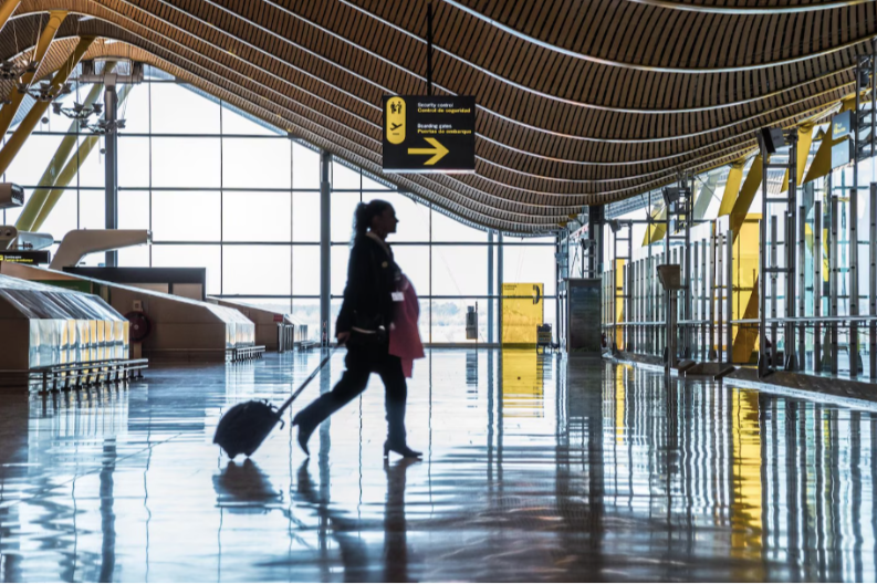 Još jedan avion iz Dubaija sletio u Beograd