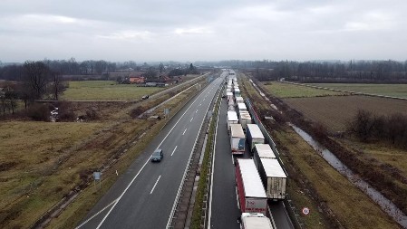 Transport u haosu: Sa granica BiH vraćeno više od 100 kamiona, roba ostala blokirana 