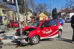 Saobraćajka u centru Banjaluke: Autom se zabio u semafor