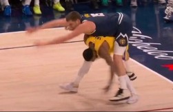 Internet gori: Jokić „zajahao“ rivala, pa odveo Denver do pobjede protiv Lejkersa (VIDEO)