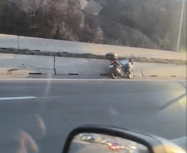 Ponovo haos na brzoj cesti: Motor bez vozača vozio do skretanja za Klašnice (VIDEO)