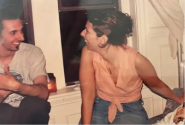 Igra sudbine: Fotografija sa zabave iz 1998. godine pokazala njenog budućeg supruga