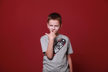 Objavljen rječnik generacije Z: Da li znate šta znači krindž, fleks, delulu...?