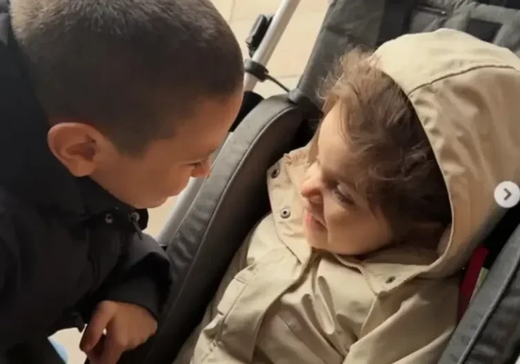 Mali Jakov (8) pješači više od 30 kilometara da spasi sestru Janju