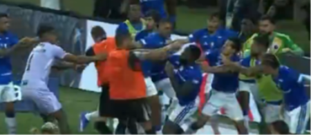 Makljaža u brazilskoj ligi: Hulk udario igrača šakom u glavu (VIDEO)