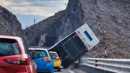 Drama na Krčkom mostu: Bura prevrnula prikolicu, most zatvoren (VIDEO)