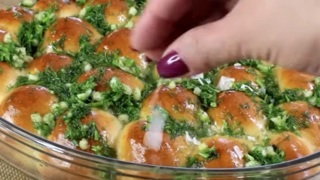 Pampushka - ukrajinsko pecivo sa bijelim lukom