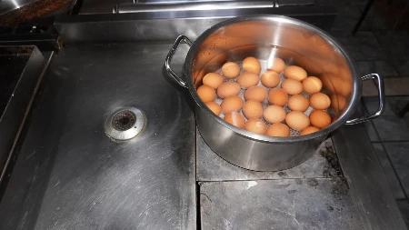 Šta se radi sa vodom u kojoj se farbaju jaja na Veliki petak?