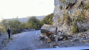 Vozači oprez, odroni na putu