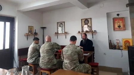 Dva američka vojnika krštena u srpskom manastiru na Kosovu i Metohiji