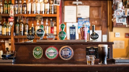 Nevidljiva pravila britanskog paba: Kako se ponašati u "zajedničkom dnevnom boravku"