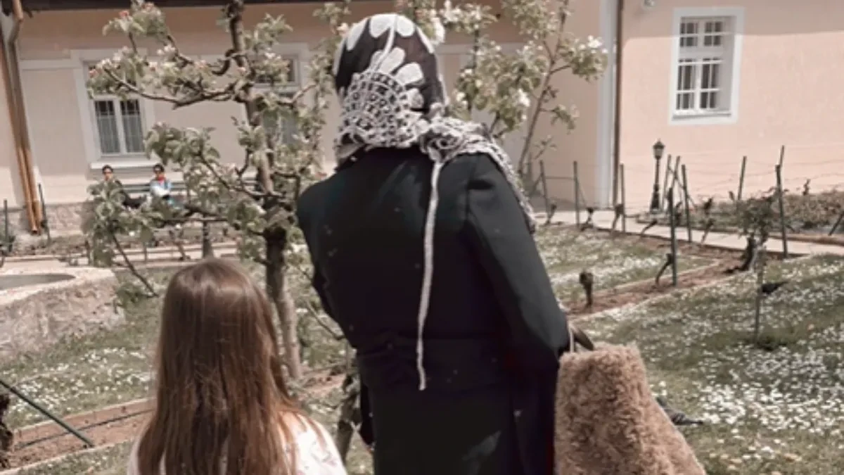 “Ni svetinja joj nije sveta”: Ana Nikolić izazvala buru zbog odlaska u crkvu (FOTO)