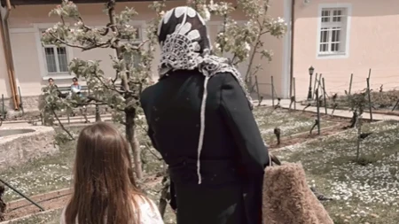 “Ni svetinja joj nije sveta”: Ana Nikolić izazvala buru zbog odlaska u crkvu (FOTO)