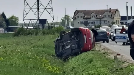Sudar u Bijeljini: Golf prevrnut u kanalu, saobraćaj otežan