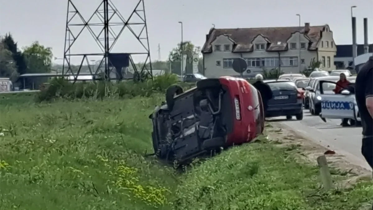 Sudar u Bijeljini: Golf prevrnut u kanalu, saobraćaj otežan