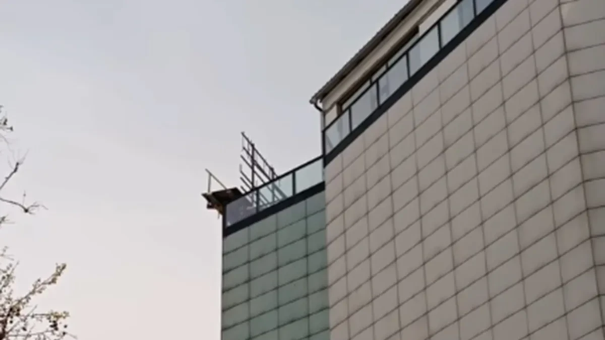 Pala skela sa tržnog centra u Novom Sadu, povrijeđena žena (VIDEO)