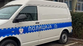 Udes u Banjaluci: Auto završio u ogradi dvorišta Gimnazije