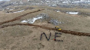Mještani tijelima ispisali „NE“: Protest protiv vjetroelektrane kod Livna (VIDEO)