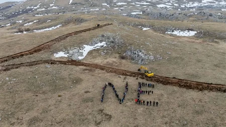 Mještani tijelima ispisali „NE“: Protest protiv vjetroelektrane kod Livna (VIDEO)
