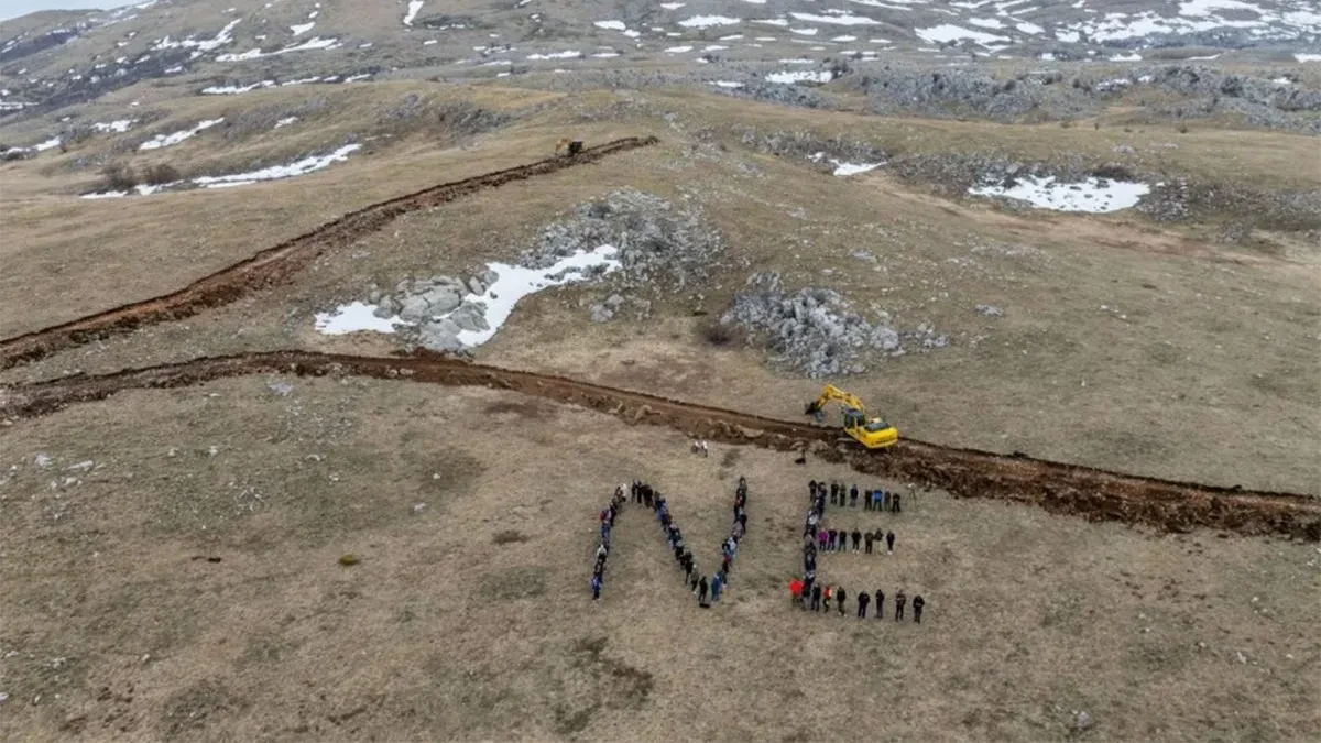 Mještani tijelima ispisali „NE“: Protest protiv vjetroelektrane kod Livna (VIDEO)