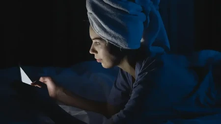 Telefon vas ne drži budnim kako mislite: Problem je mnogo dublji