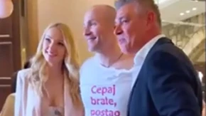 Savo Milošević sa 10 godina mlađom partnerkom na slavlju kod Ace Sofronijevića