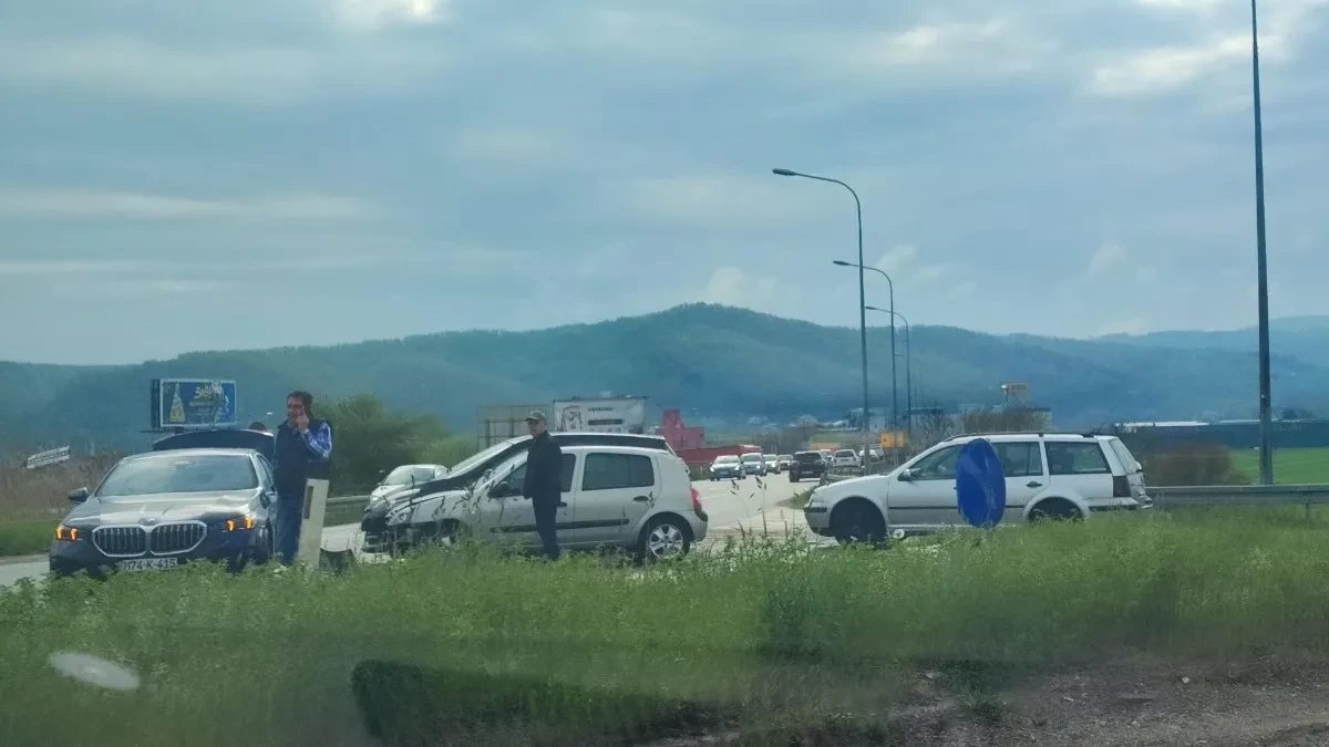 Saobraćajni kolaps na Prijedorskoj petlji: Sudar dva automobila stvorio ogromne gužve