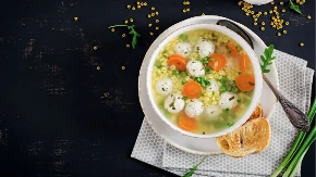 Domaća pileća supa sa najmekšim griz knedlama: Po provjerenom bakinom receptu